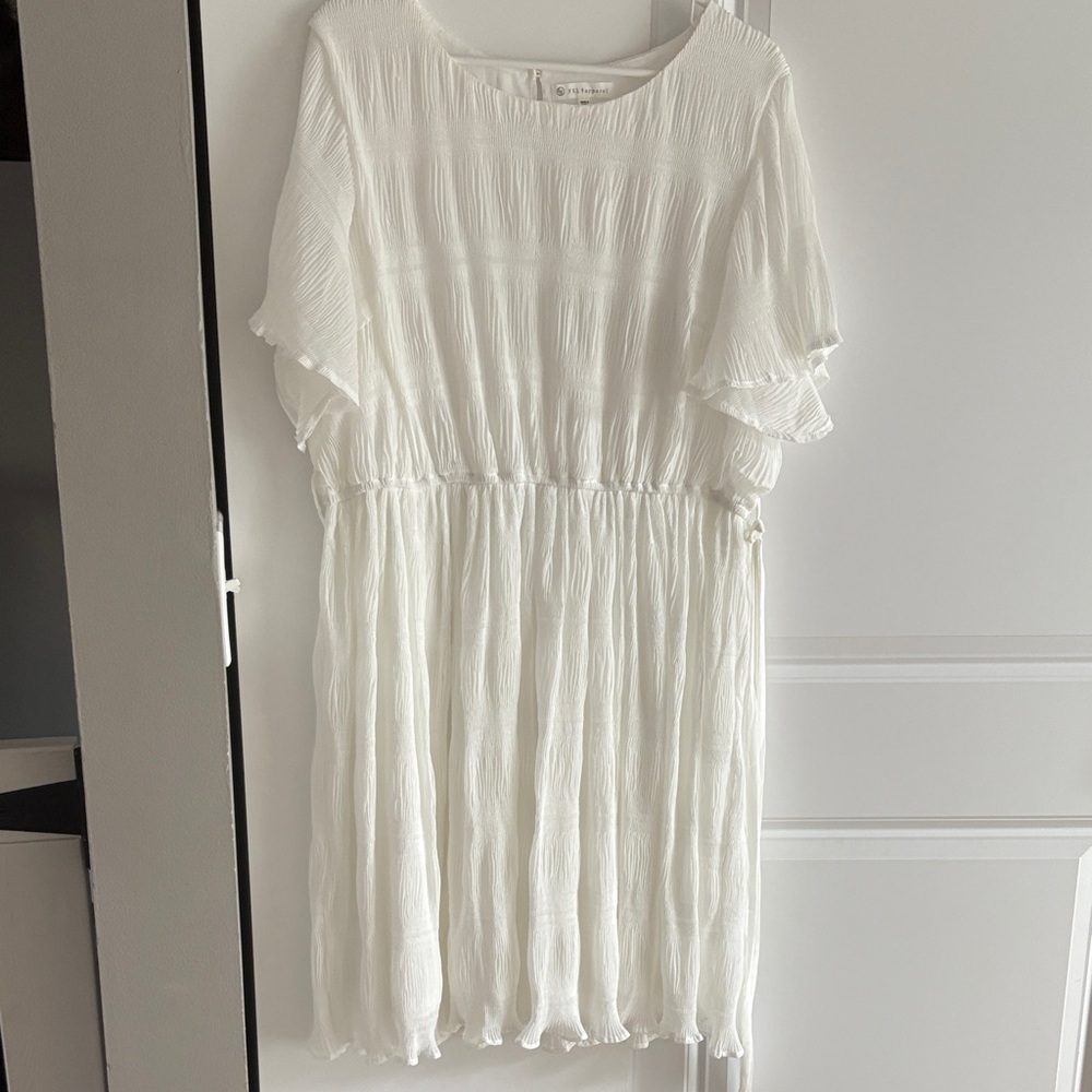 Elegant White Pleated Dress